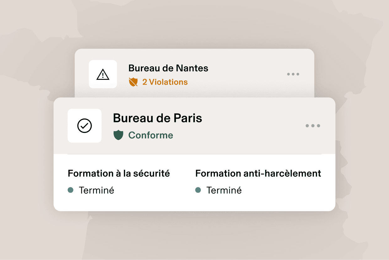 Illustration d’une carte indiquant « Orlando, FL » avec « 2 violations » et d’une carte indiquant « Los Angeles, CA » et « Compliant » (Conforme) pour le suivi des formations, le tout superposé sur une carte des États-Unis